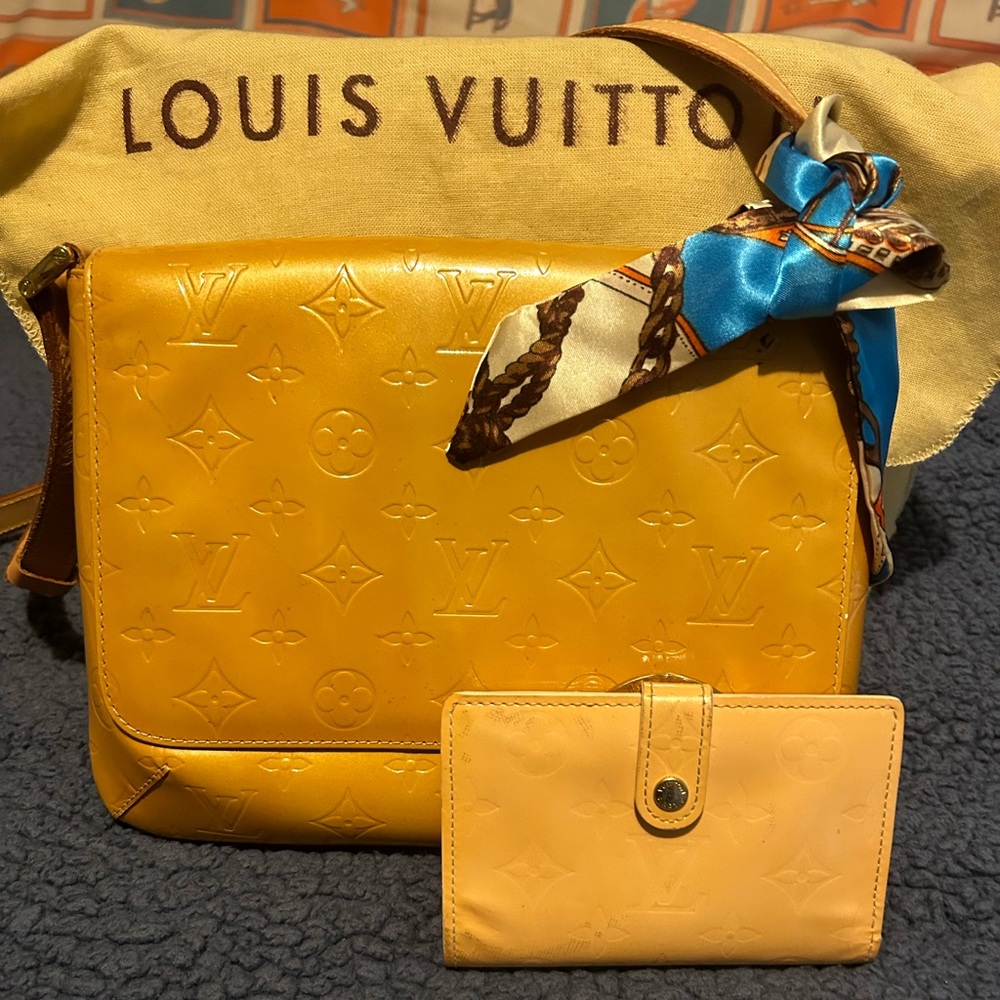 Authentic LV vernis shoulder bag w/ free kisslock vernis wallet